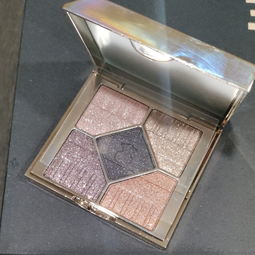 Luxury Eyeshadow Palette with Shimmering Shades